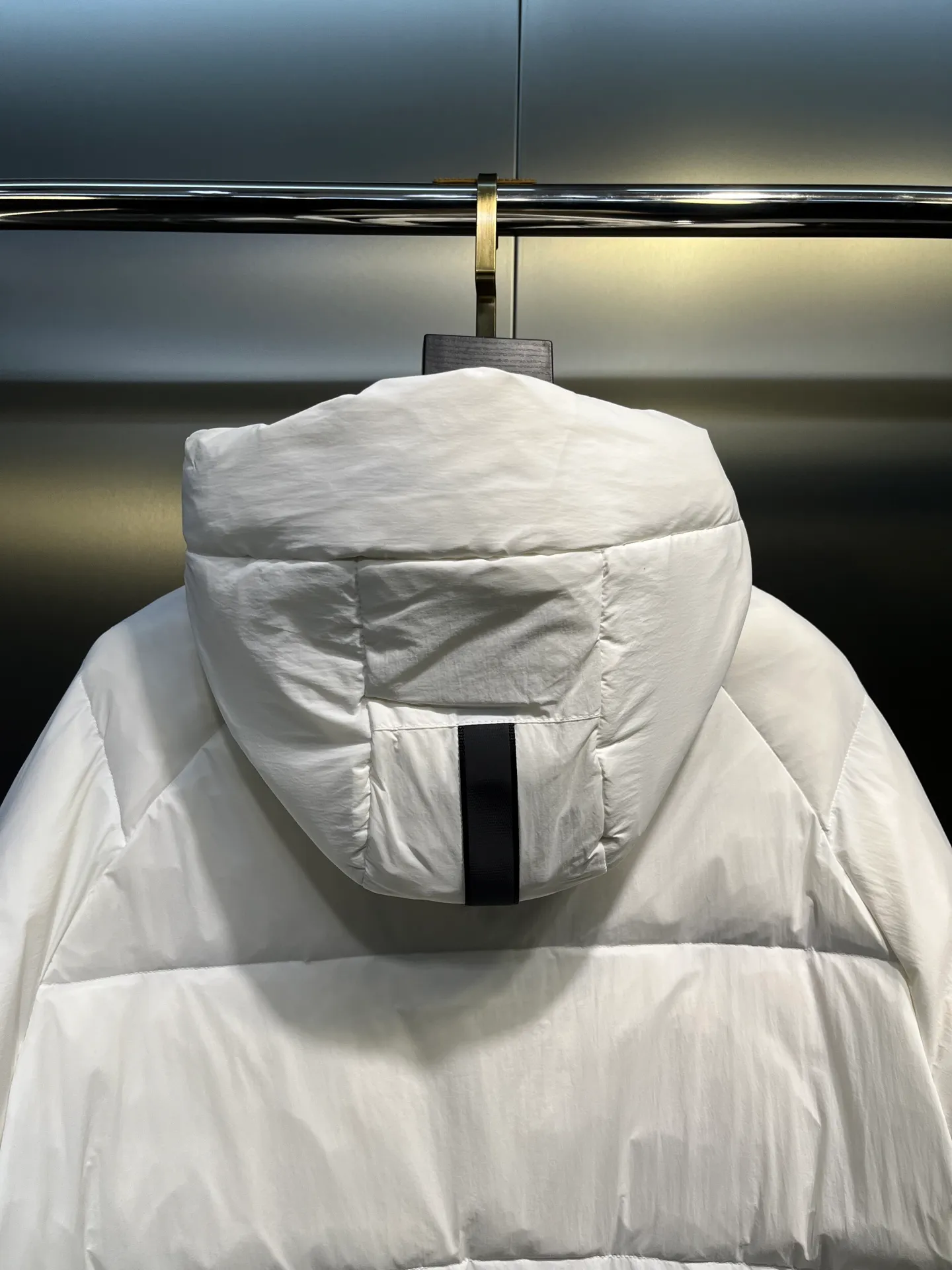 P740 Canada Goose🌟Ouyang Nana's same style 3m reflective black label down jacket junction junction parka is light weight and warm. The Junction Parka is made from soft enduraluxe fabric with cordura for added durability in high-wear areas, making it lightweight and durable. 360-degree reflective strips on the collar improve visibility in low-light environments. Features a removable hood for easy wearing during transitional periods when the weather warms up.  size：xs-xxl
